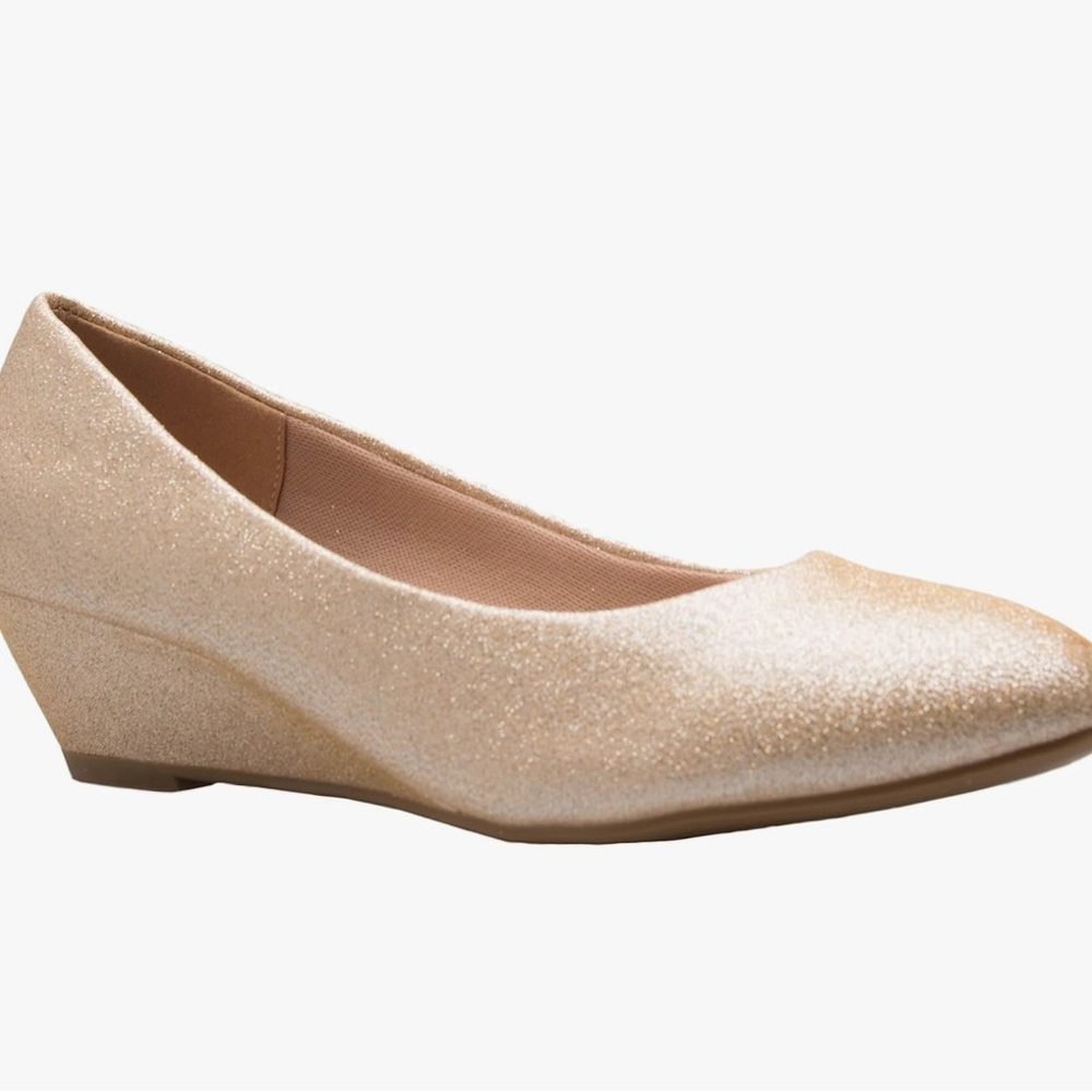 Forever Women's Close Round Toe Low Wedge Glitter Shoe in Champagne; size 9